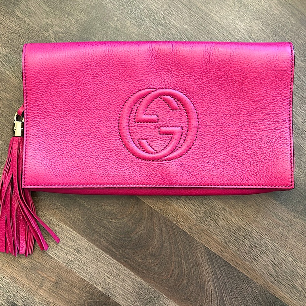Gucci pebbled medium soho clutch